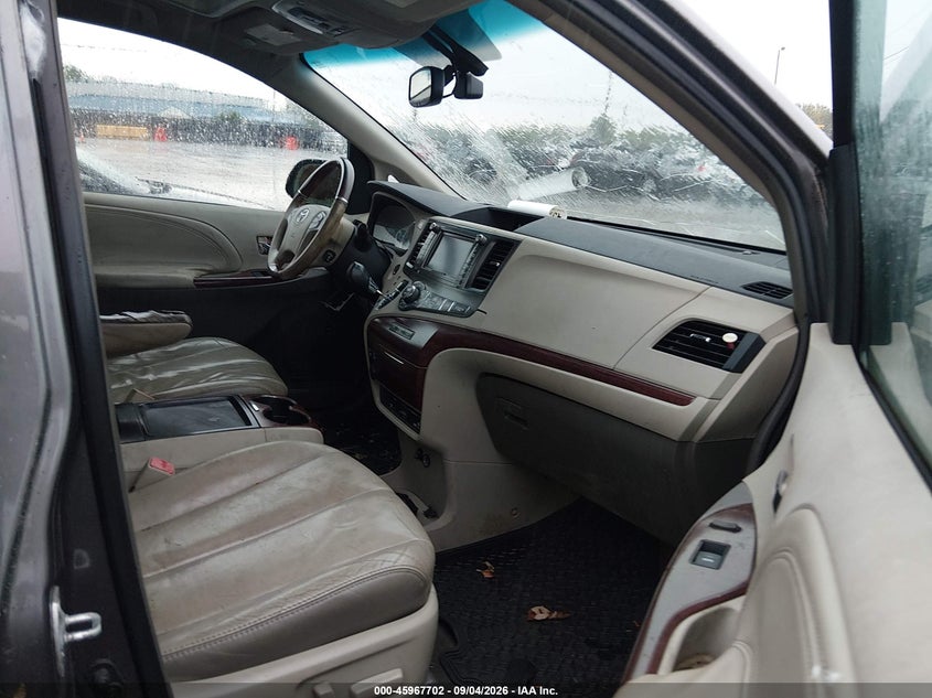 2011 TOYOTA SIENNA auction photo 5