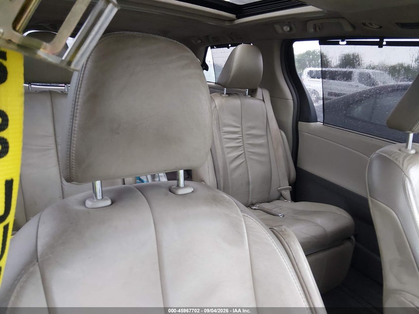 2011 TOYOTA SIENNA auction photo 8