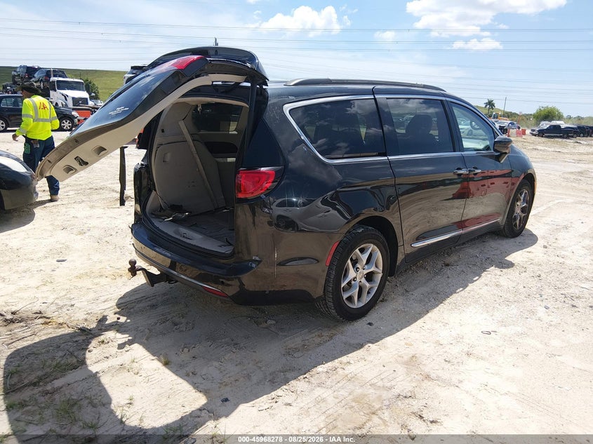 2017 CHRYSLER PACIFICA auction photo 4
