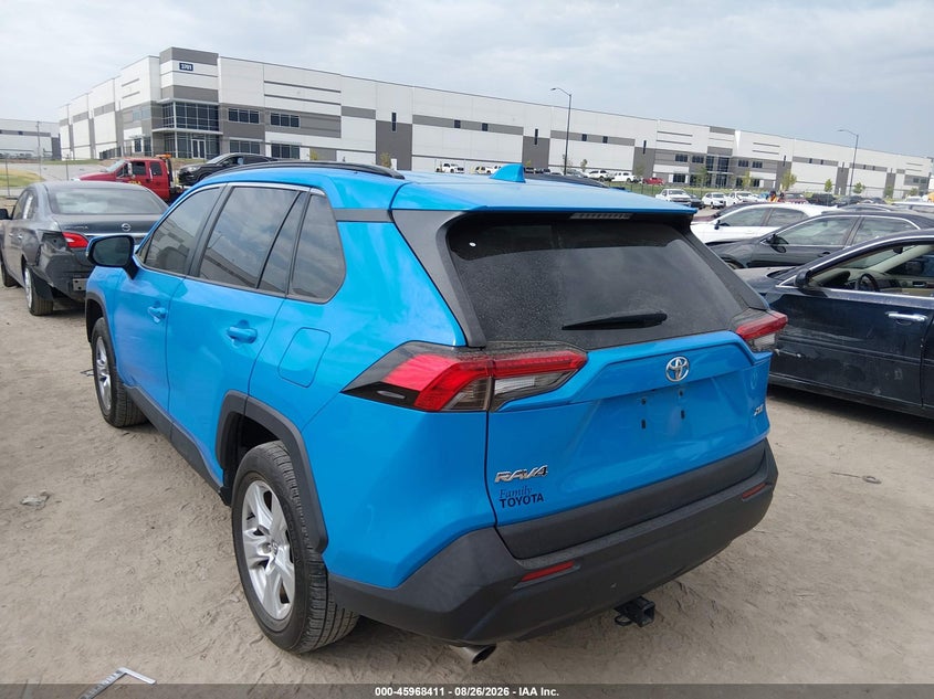2020 TOYOTA RAV4 XLE · Фото 3