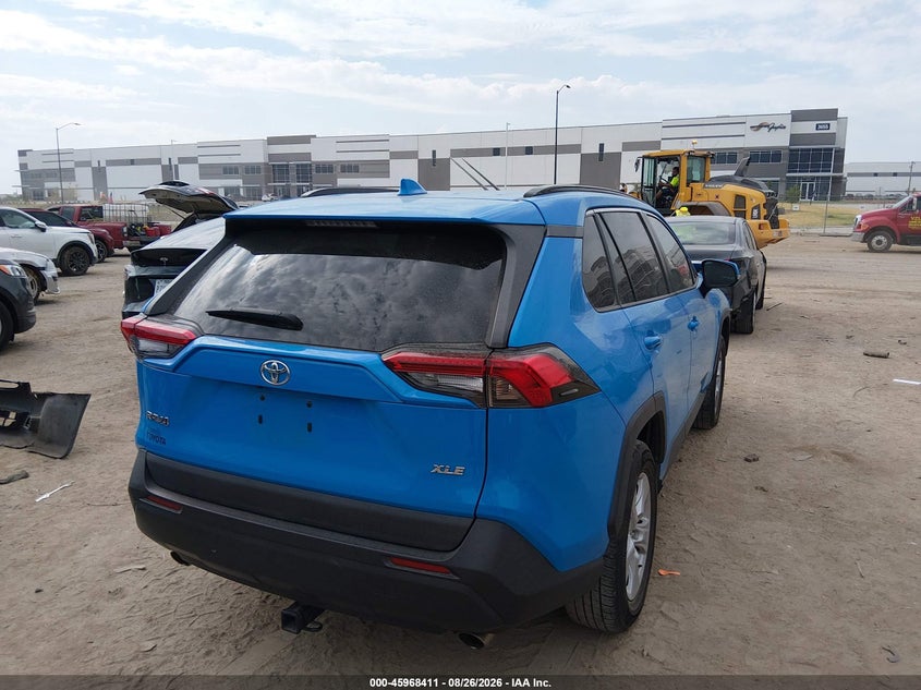 2020 TOYOTA RAV4 XLE · Фото 4
