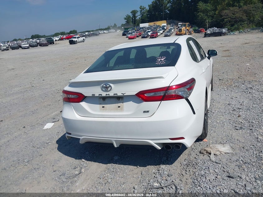 TOYOTA CAMRY - zdjęcie 16