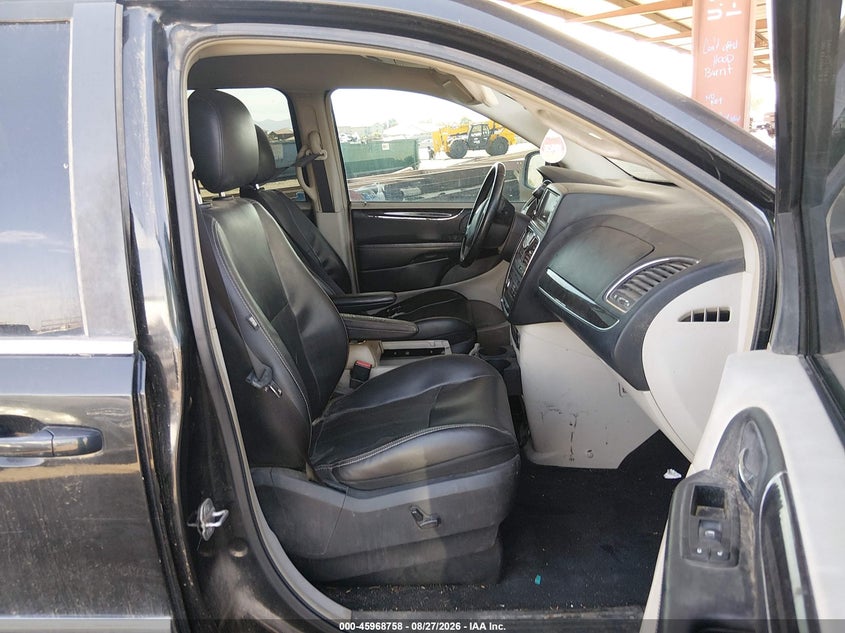 2011 CHRYSLER TOWN & COUNTRY auction photo 5