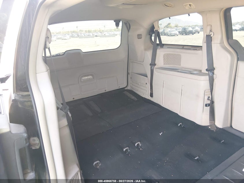 2011 CHRYSLER TOWN & COUNTRY auction photo 8