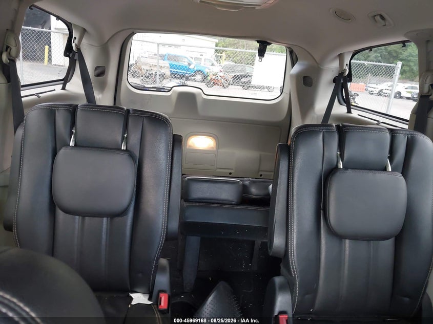 2016 CHRYSLER TOWN & COUNTRY auction photo 8
