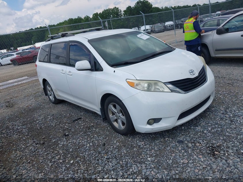 2014 TOYOTA SIENNA auction photo 1