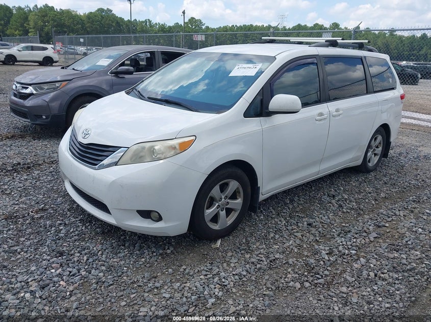 2014 TOYOTA SIENNA auction photo 2