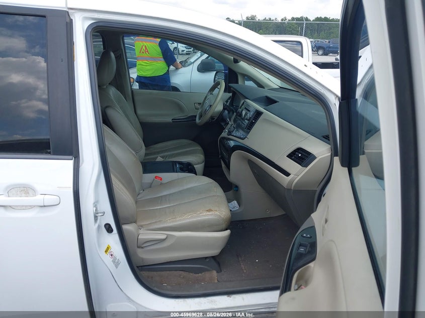 2014 TOYOTA SIENNA auction photo 5