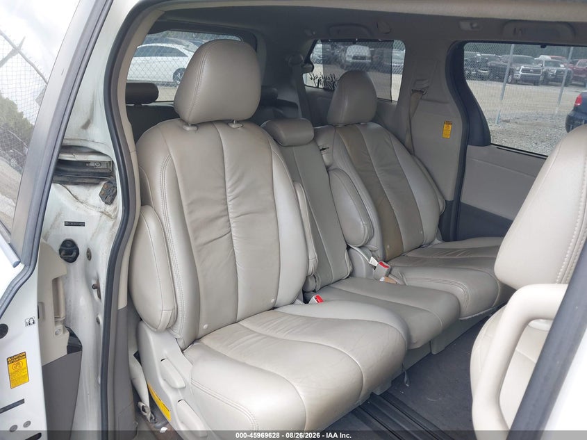 2014 TOYOTA SIENNA auction photo 8