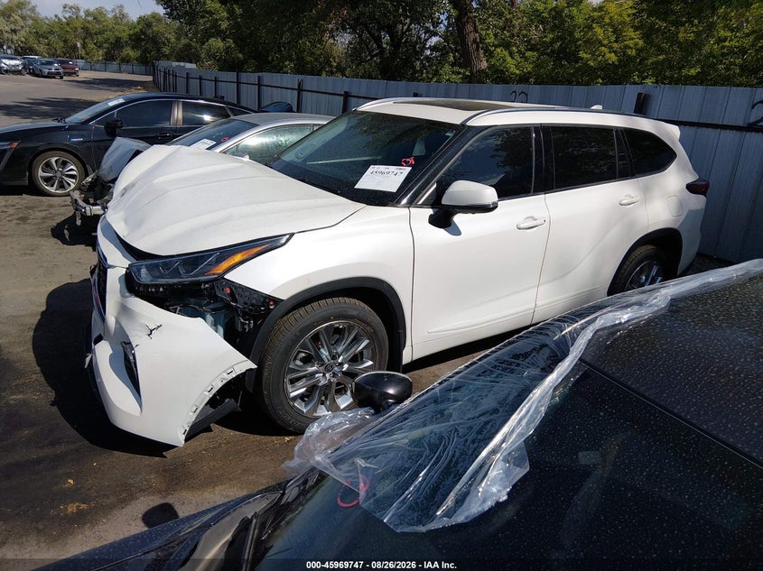 2021 TOYOTA HIGHLANDER auction photo 2