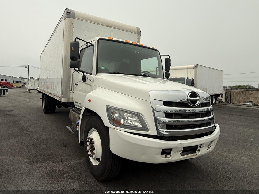 2019 HINO 268A BOX TRUCK auction photo 2
