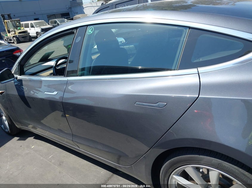 TESLA MODEL 3 - zdjęcie 15