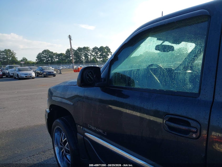 2004 GMC YUKON auction photo 6