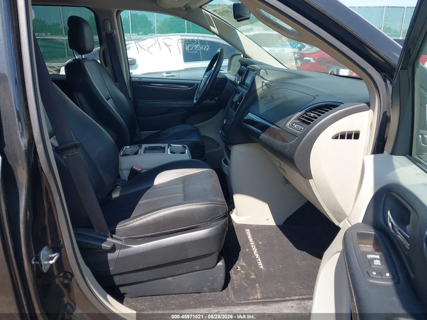 2016 CHRYSLER TOWN & COUNTRY auction photo 5