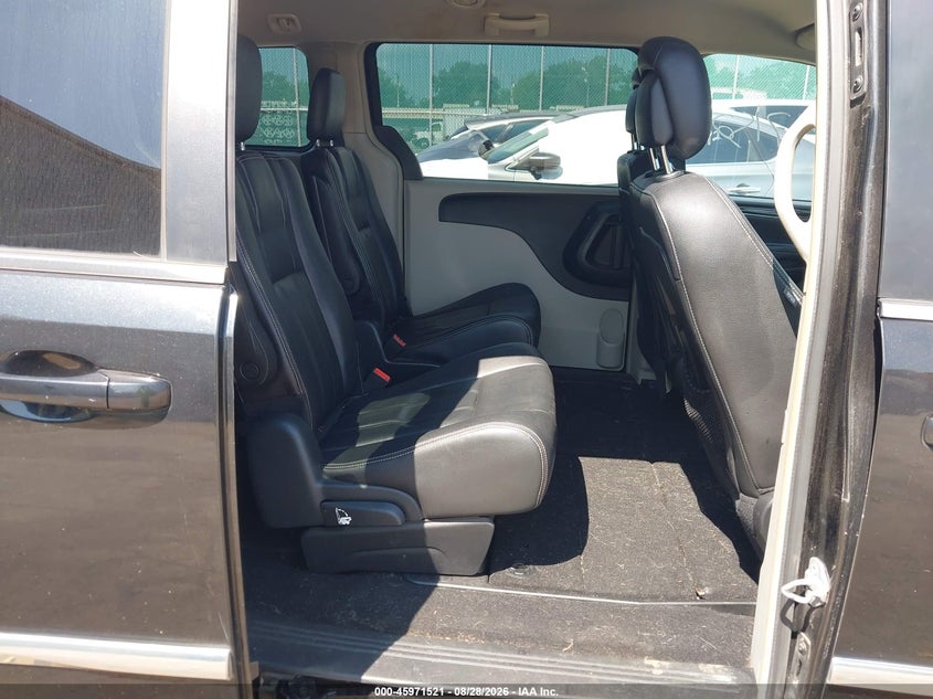2016 CHRYSLER TOWN & COUNTRY auction photo 8