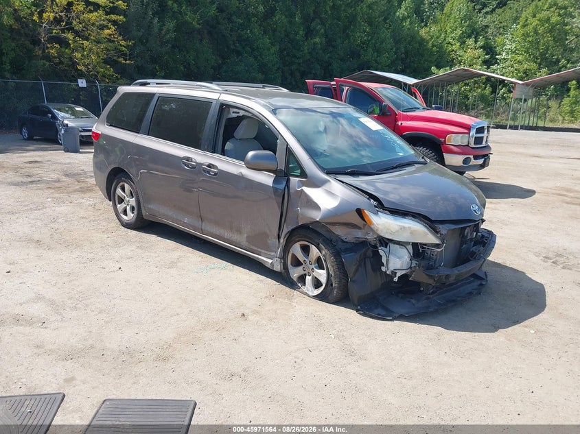TOYOTA SIENNA - zdjęcie 1