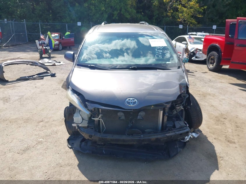 TOYOTA SIENNA - zdjęcie 13