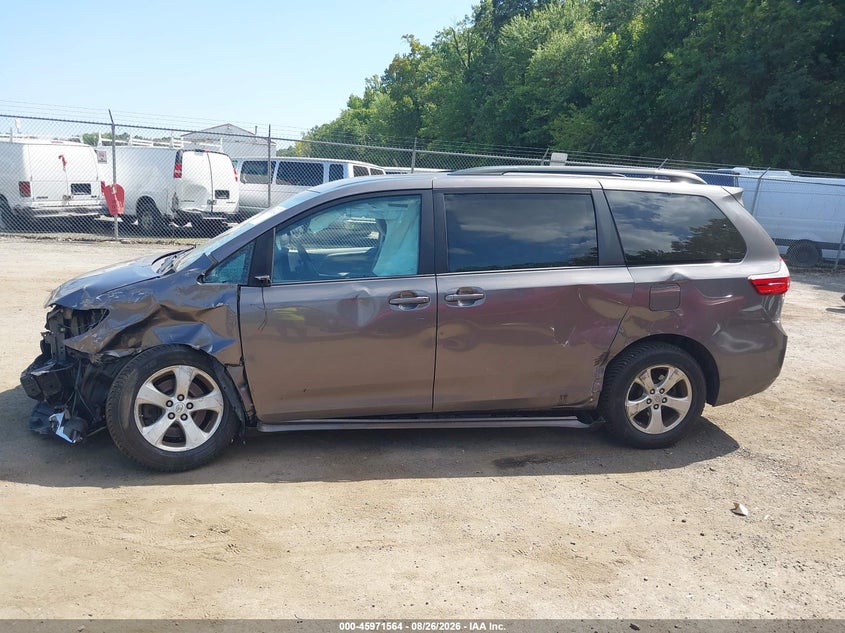 TOYOTA SIENNA - zdjęcie 15