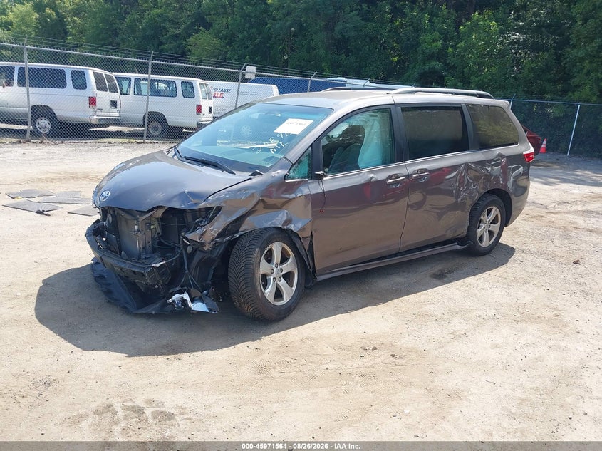 TOYOTA SIENNA - zdjęcie 2