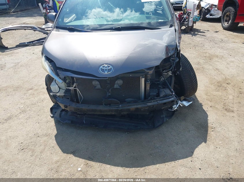 TOYOTA SIENNA - zdjęcie 6