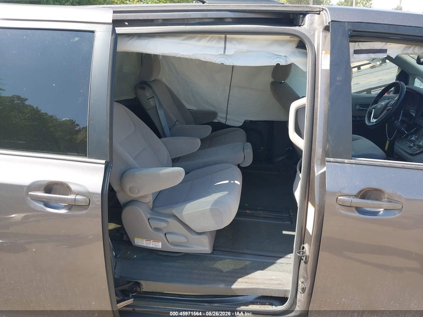 TOYOTA SIENNA - zdjęcie 8