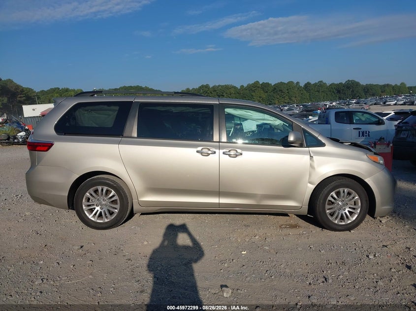 TOYOTA SIENNA - zdjęcie 13
