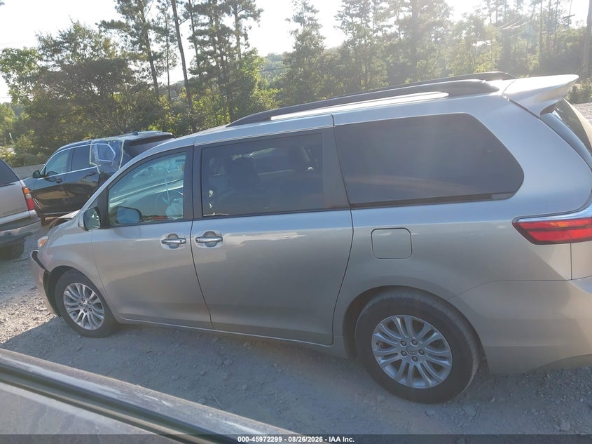 TOYOTA SIENNA - zdjęcie 14