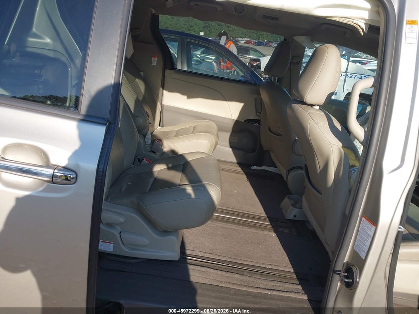 TOYOTA SIENNA - zdjęcie 8