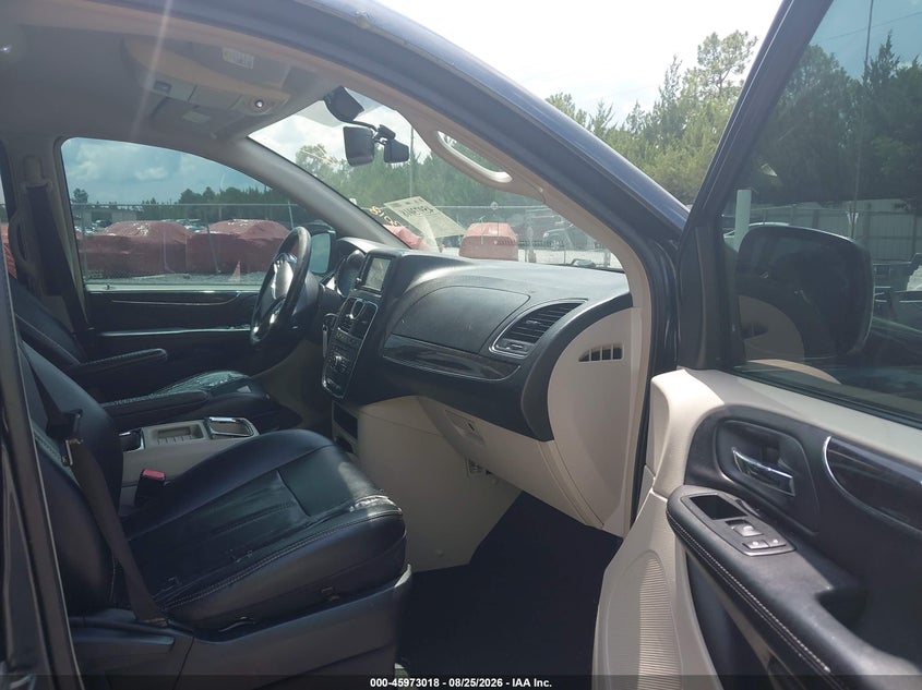 2013 CHRYSLER TOWN & COUNTRY auction photo 5