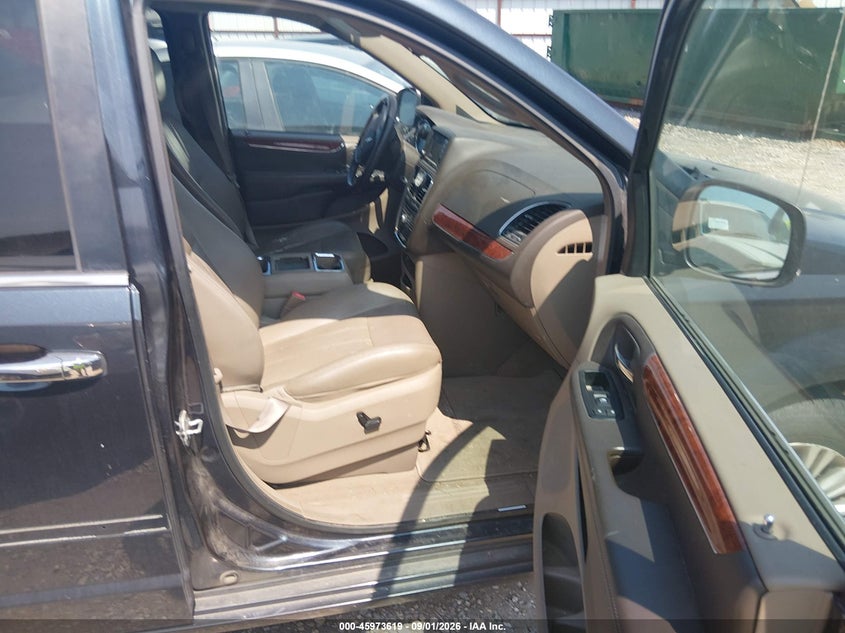 2013 CHRYSLER TOWN & COUNTRY auction photo 5