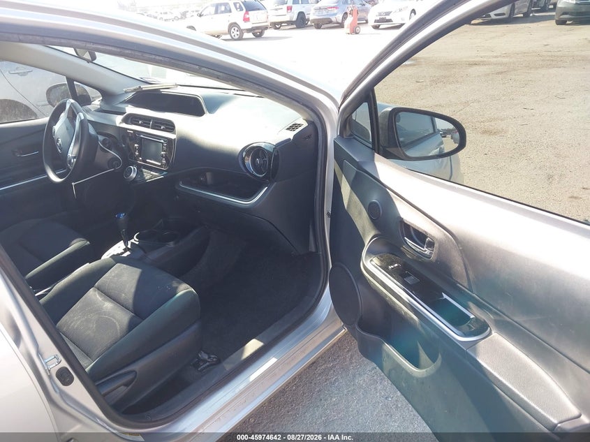 2015 TOYOTA PRIUS C auction photo 5