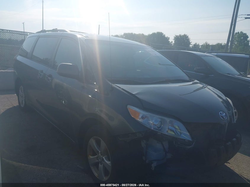 2012 TOYOTA SIENNA auction photo 1