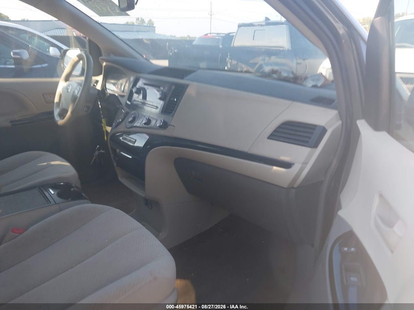 2012 TOYOTA SIENNA auction photo 5