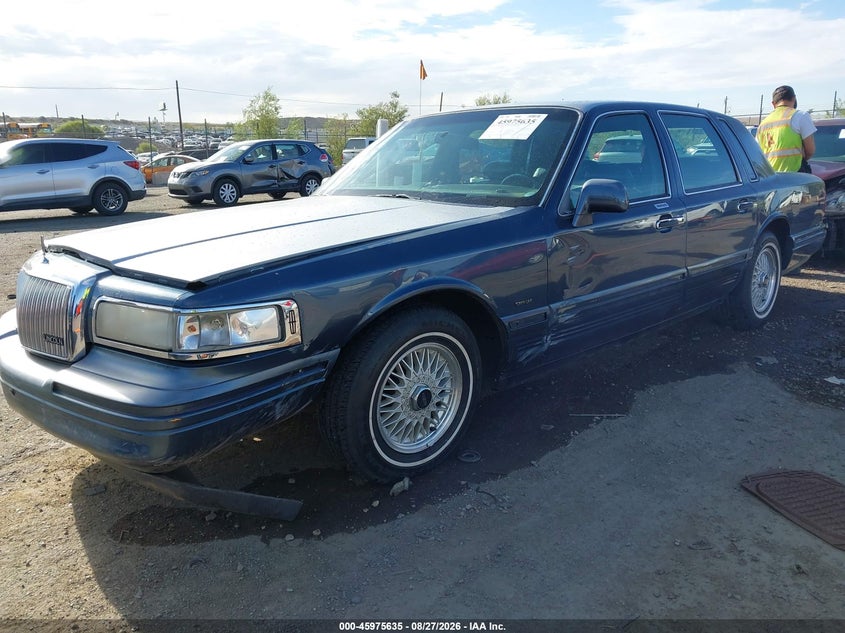 1996 Lincoln Town Car Sgn/Dmnd Anv/Cypress/Jn, Оба бока, IAAI, VIN 1LNLM82W2TY622635 — фото 2