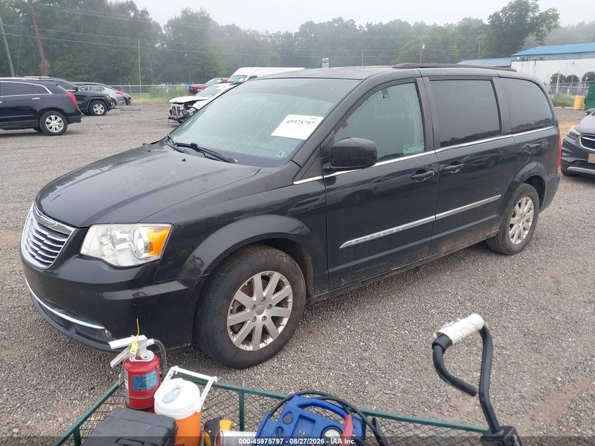 2015 CHRYSLER TOWN & COUNTRY auction photo 2