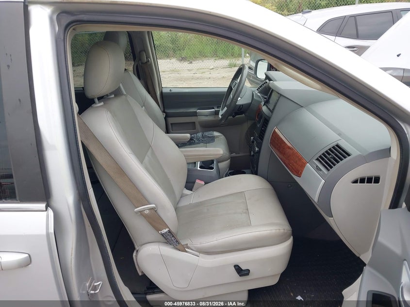 2008 CHRYSLER TOWN & COUNTRY auction photo 5