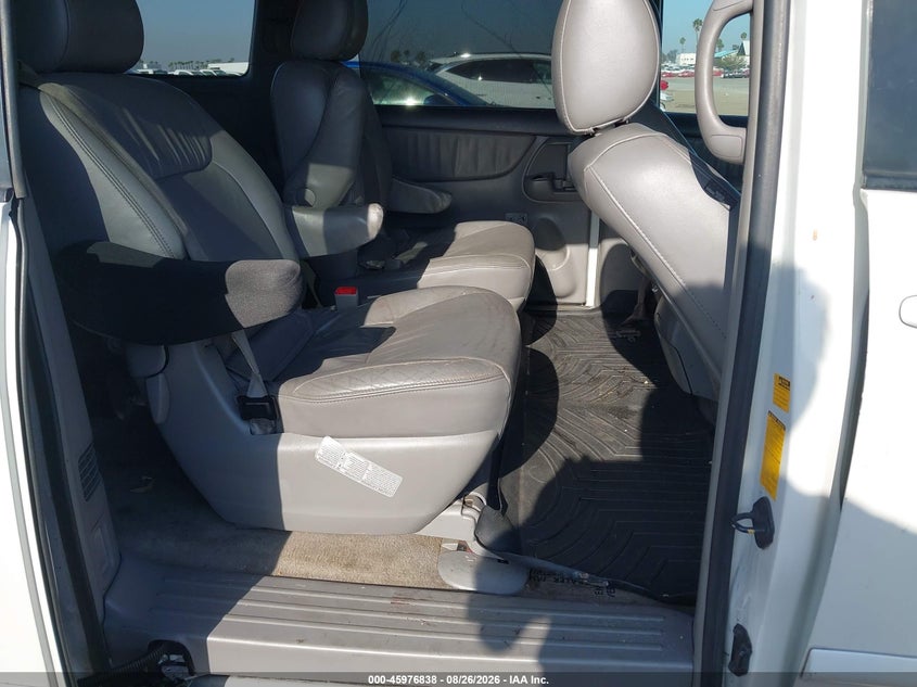 2009 TOYOTA SIENNA auction photo 8