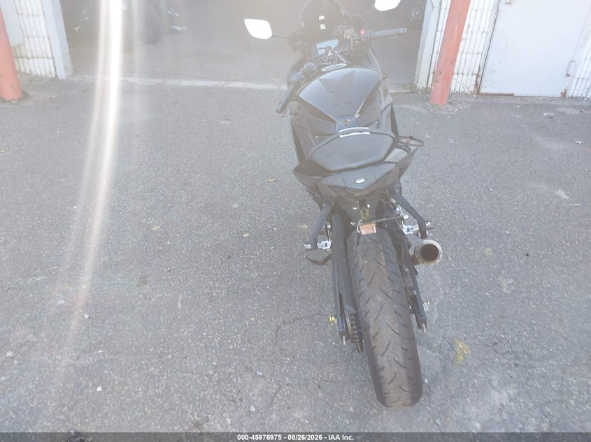 2021 YAMAHA YZFR3 auction photo 6