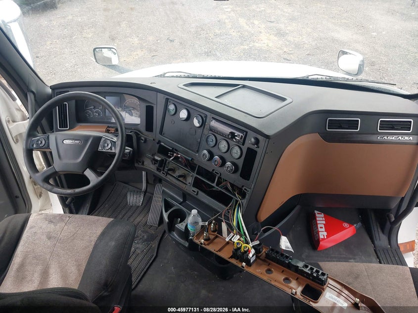 2020 FREIGHTLINER NEW CASCADIA 126 auction photo 7