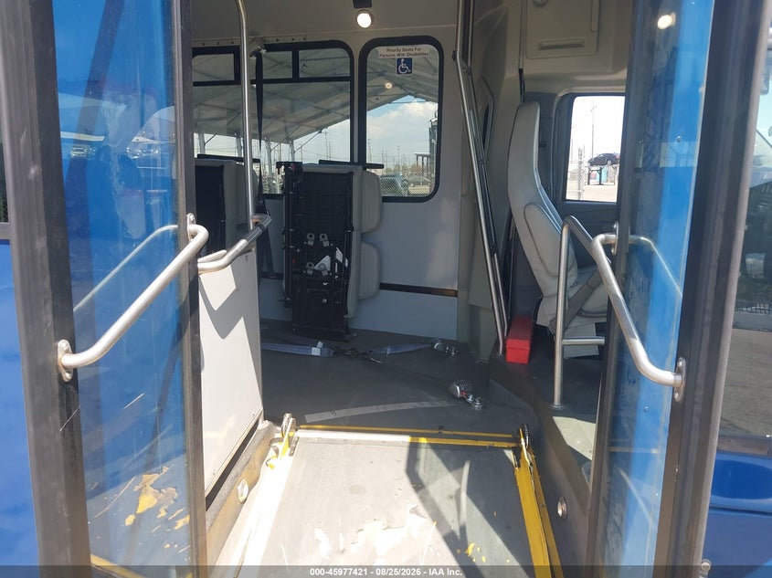 2018 CHEVROLET EXPRESS CUTAWAY 4500 auction photo 5