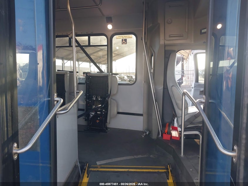 2018 CHEVROLET EXPRESS CUTAWAY 4500 auction photo 5