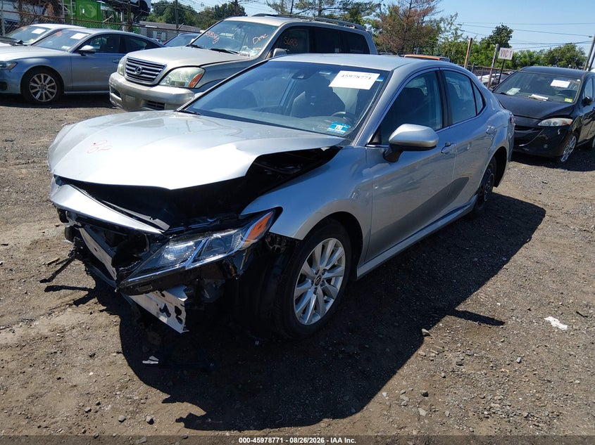2020 Toyota Camry Le, Front End, IAAI, VIN 4T1C11AK3LU947025 — photo 2