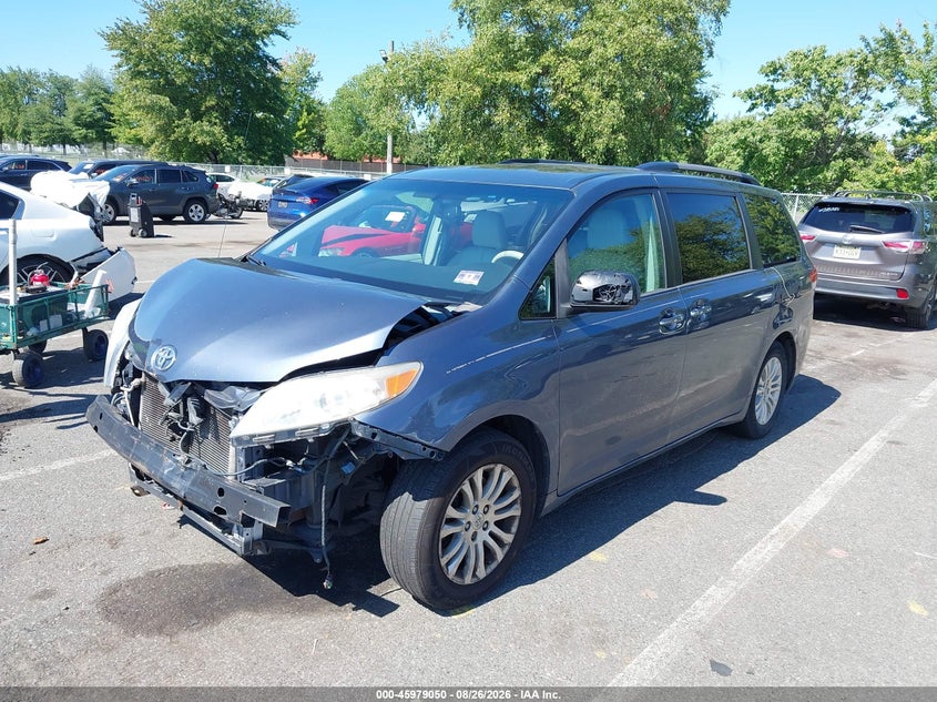 2013 Toyota Sienna, Front End, IAAI, VIN 5TDYK3DC2DS344886 — photo 2