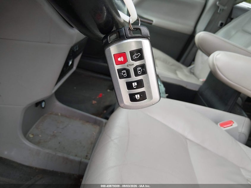 TOYOTA SIENNA - zdjęcie 11