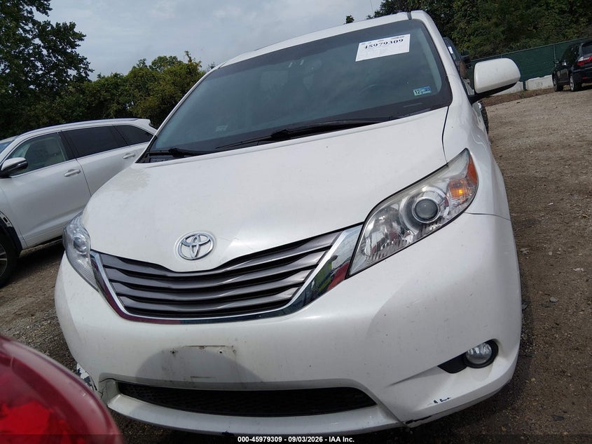 TOYOTA SIENNA - zdjęcie 12