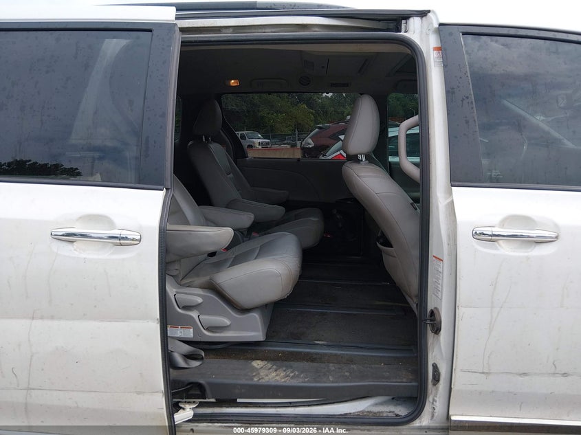 TOYOTA SIENNA - zdjęcie 8