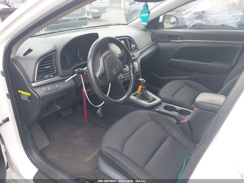 2017 HYUNDAI ELANTRA auction photo 5