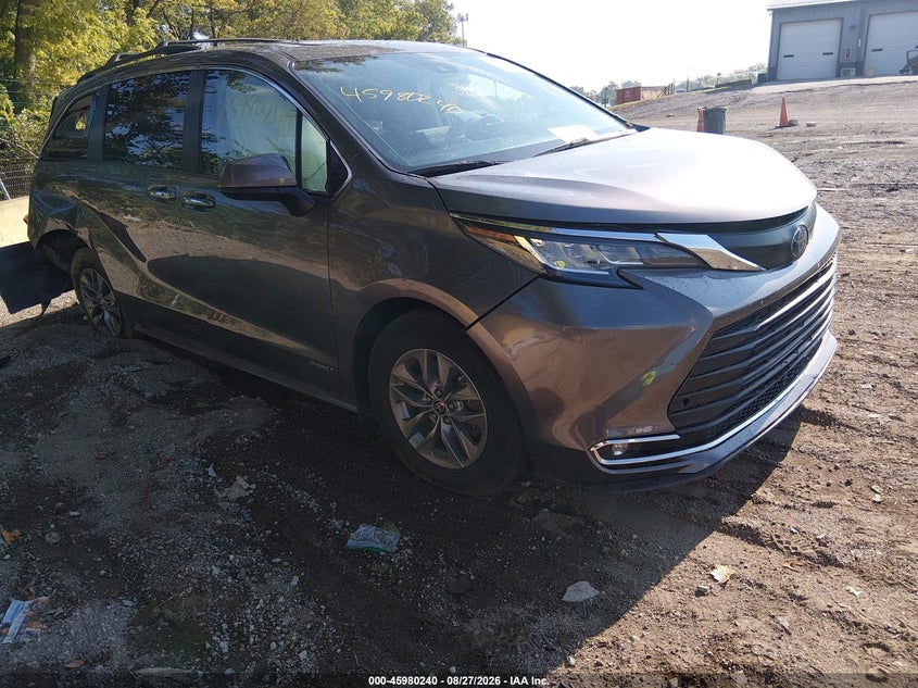 2021 TOYOTA SIENNA XLE