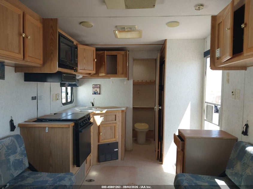 2000 WANDERER BY THOR IND WAGON TOY HAULER auction photo 5