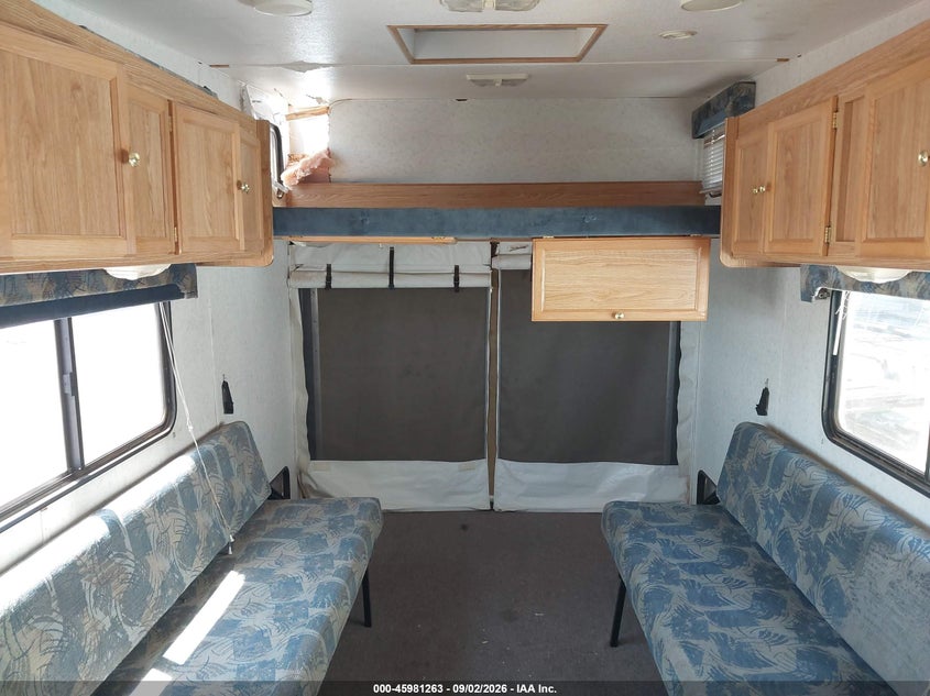 2000 WANDERER BY THOR IND WAGON TOY HAULER auction photo 7